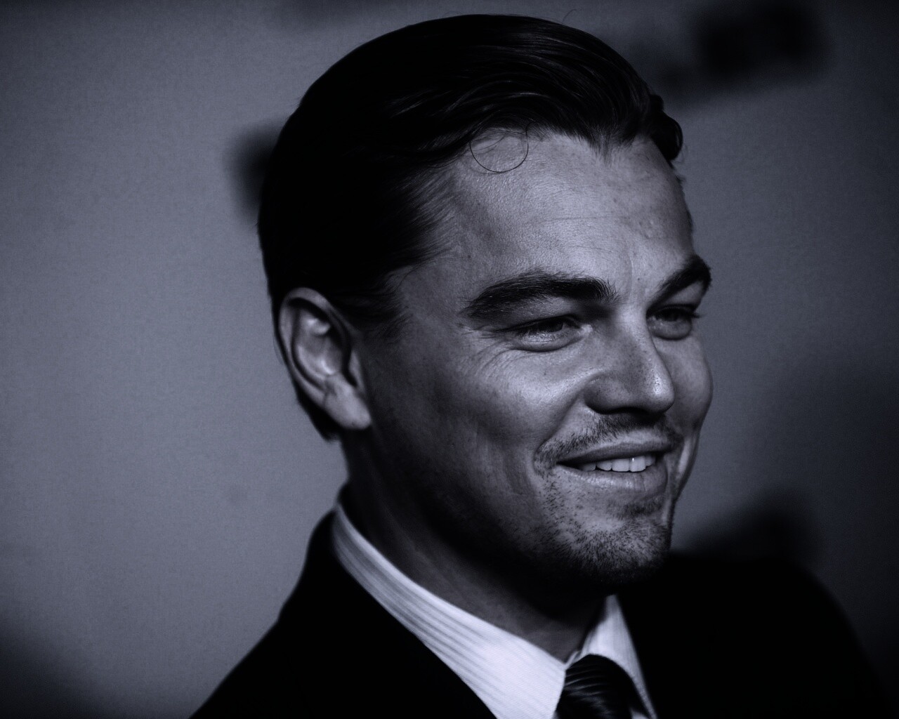 Леонардо Дикаприо в костюме обои