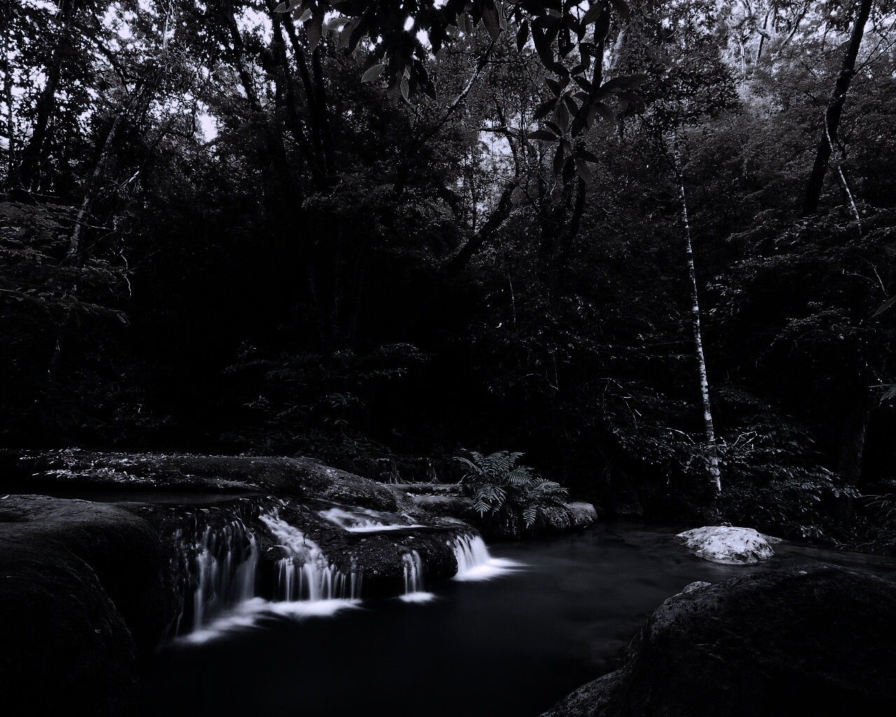 Водопадик в осеннем лесу обои