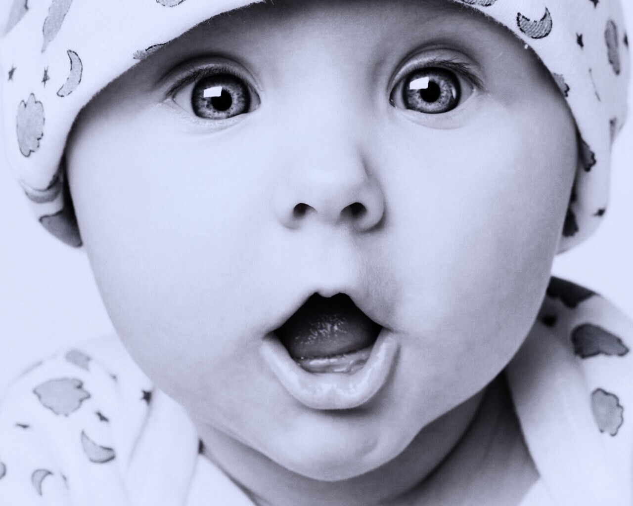 Удивлённый малыш обои