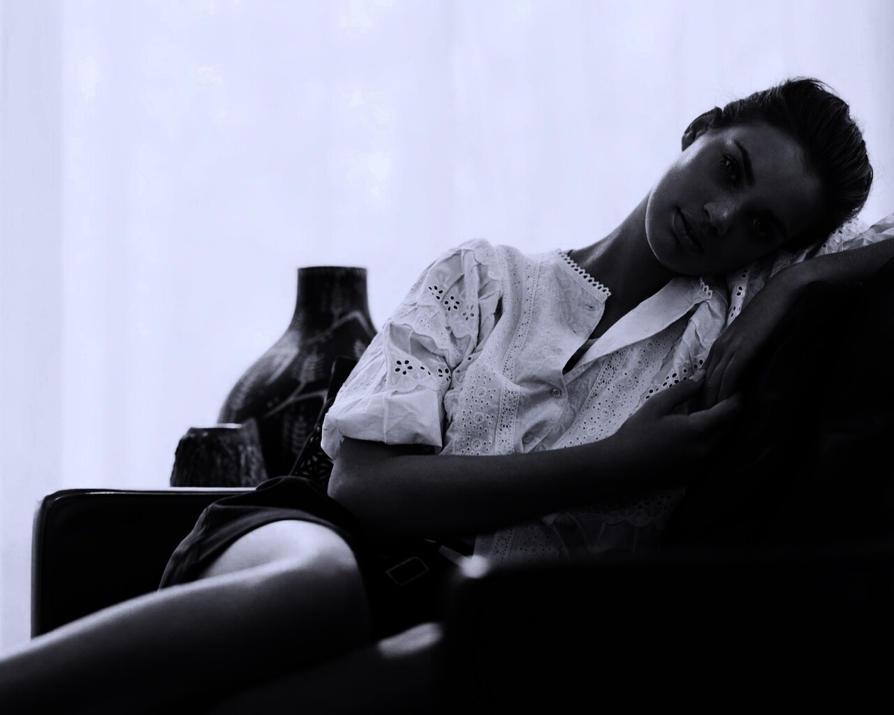 Девушка на диване обои