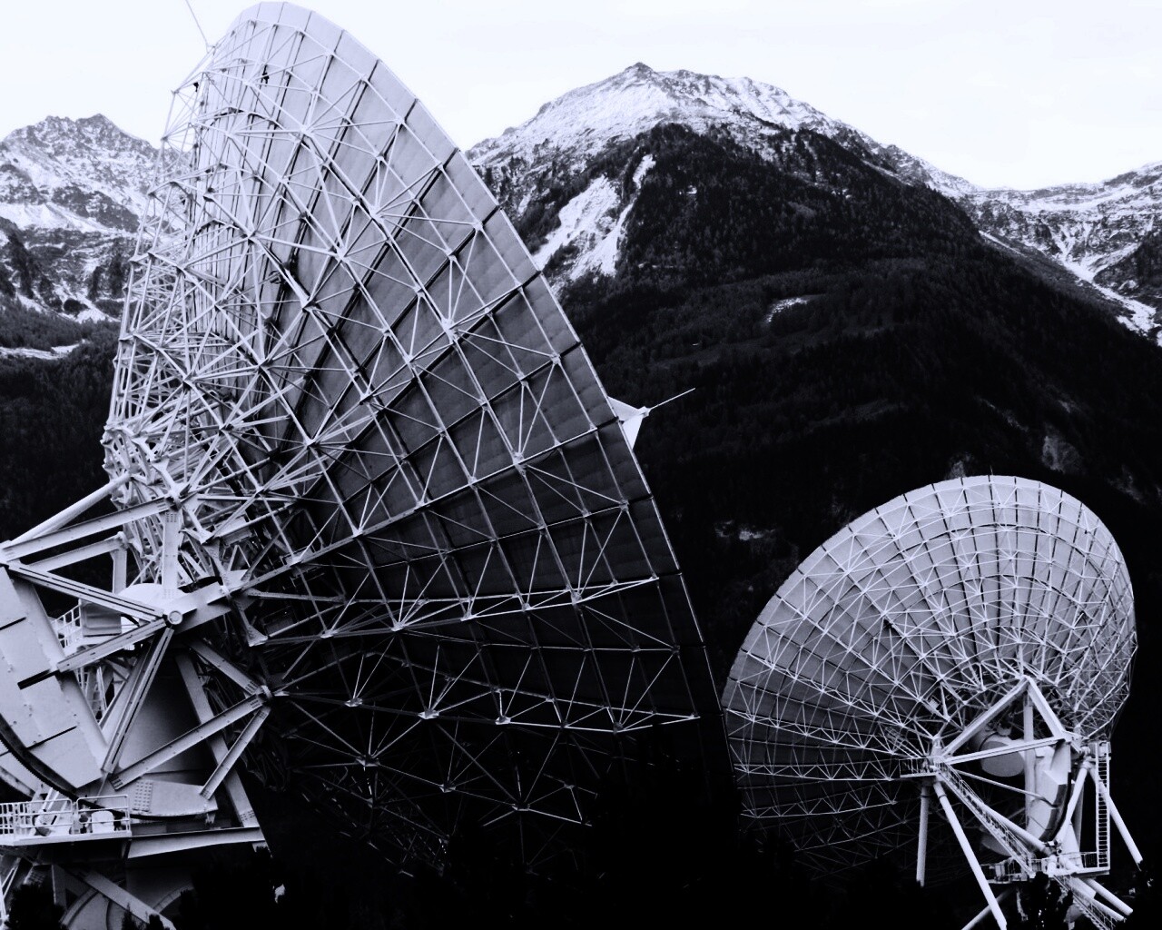 Локаторы в горах обои