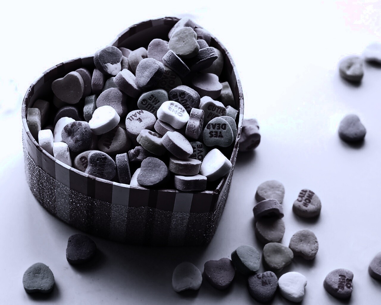 Конфеты в форме сердца обои