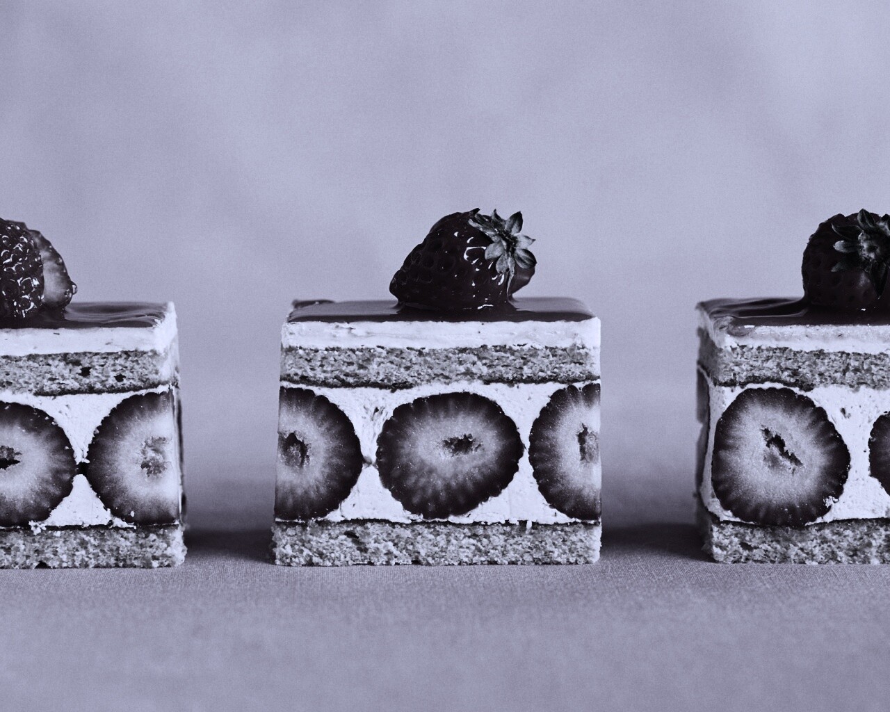 Ломтики клубничного торта обои