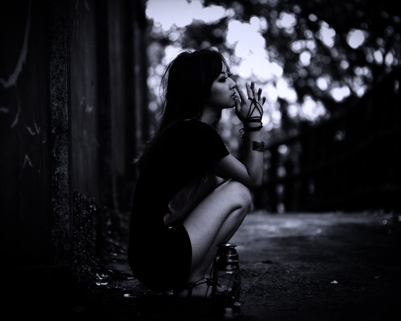 Японская девушка и масляный фонарь обои