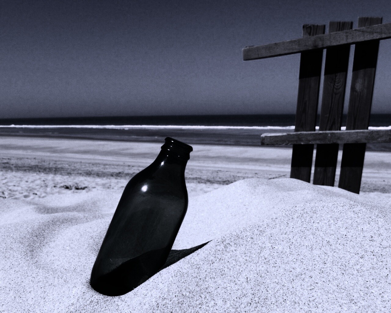 Бутылка на пляже обои