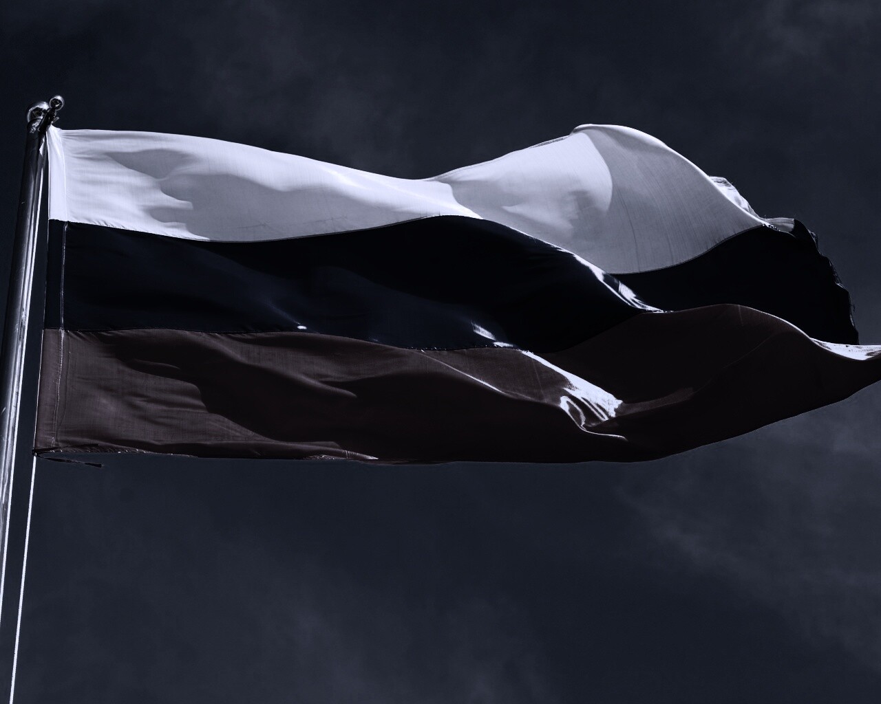 Флаг России на флагштоке обои