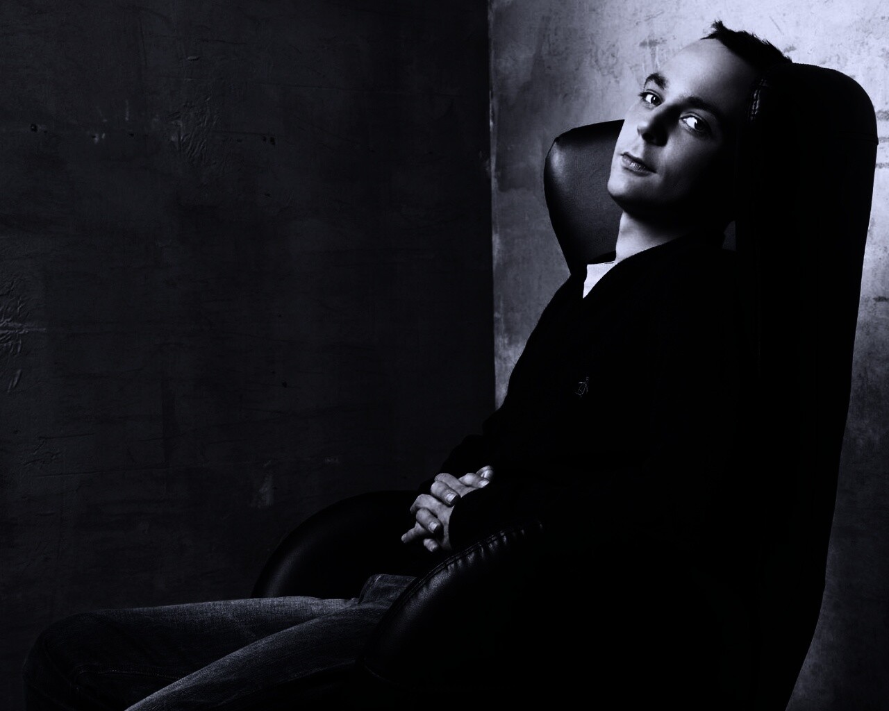 Джим Парсонс в крселе обои