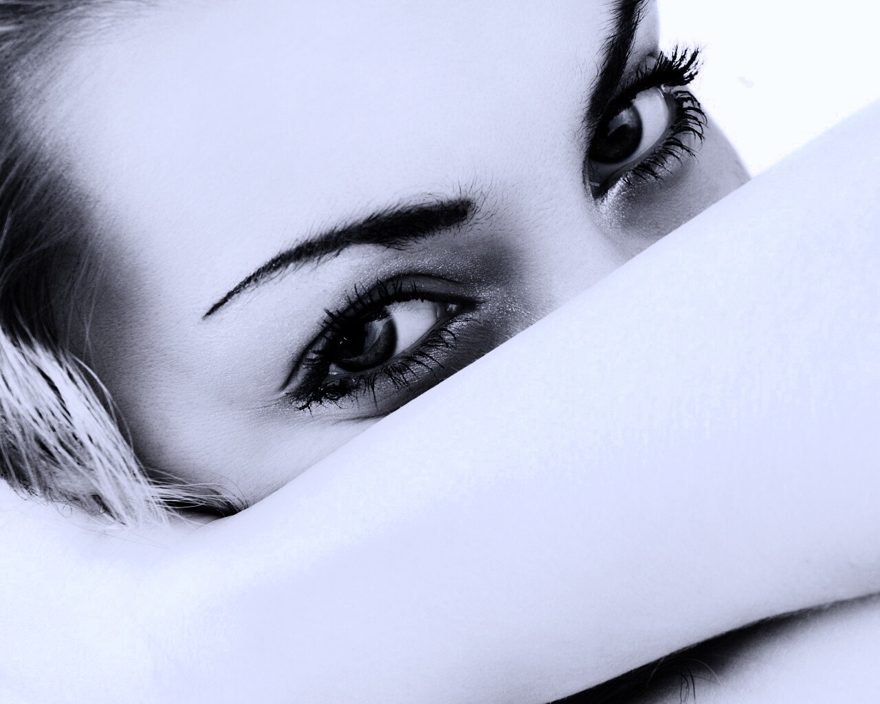 Девушка прикрыла лицо рукой обои