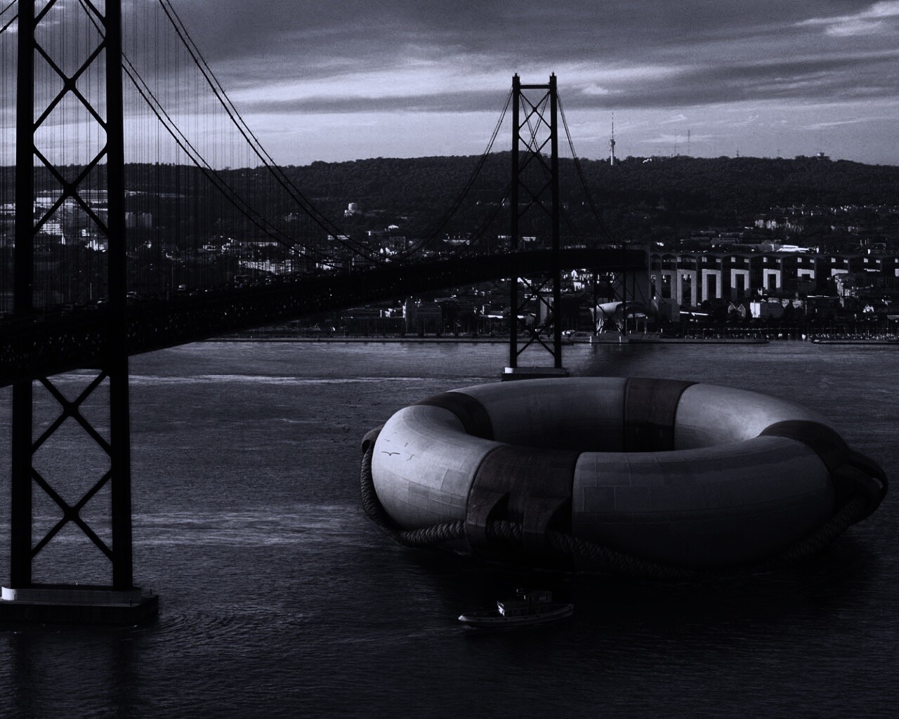 Огромный спасательный круг обои