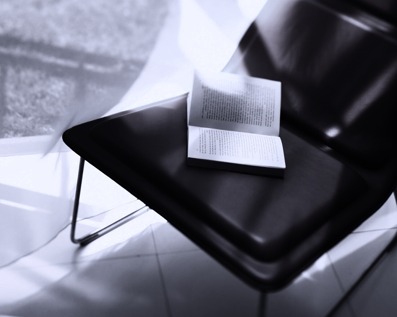 Книга на стуле обои