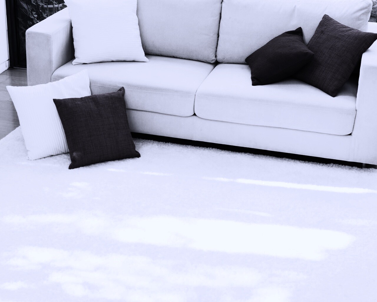 Диван с подушками обои