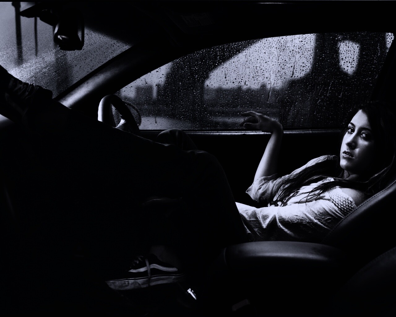 Девушка в автомобиле обои