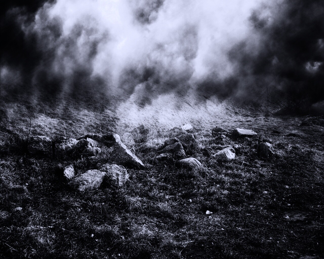 Камни под туманом обои