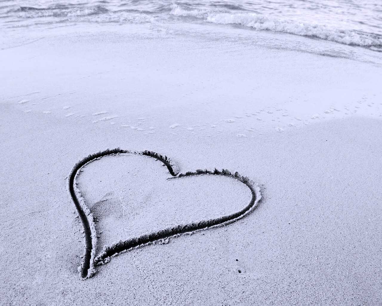 Аккуратное сердце на песке обои