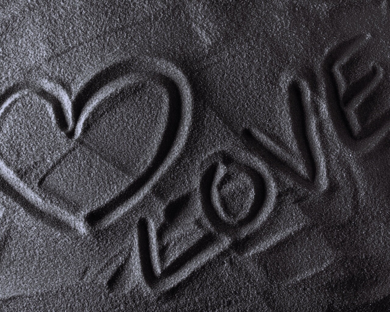 Любовь на песке обои