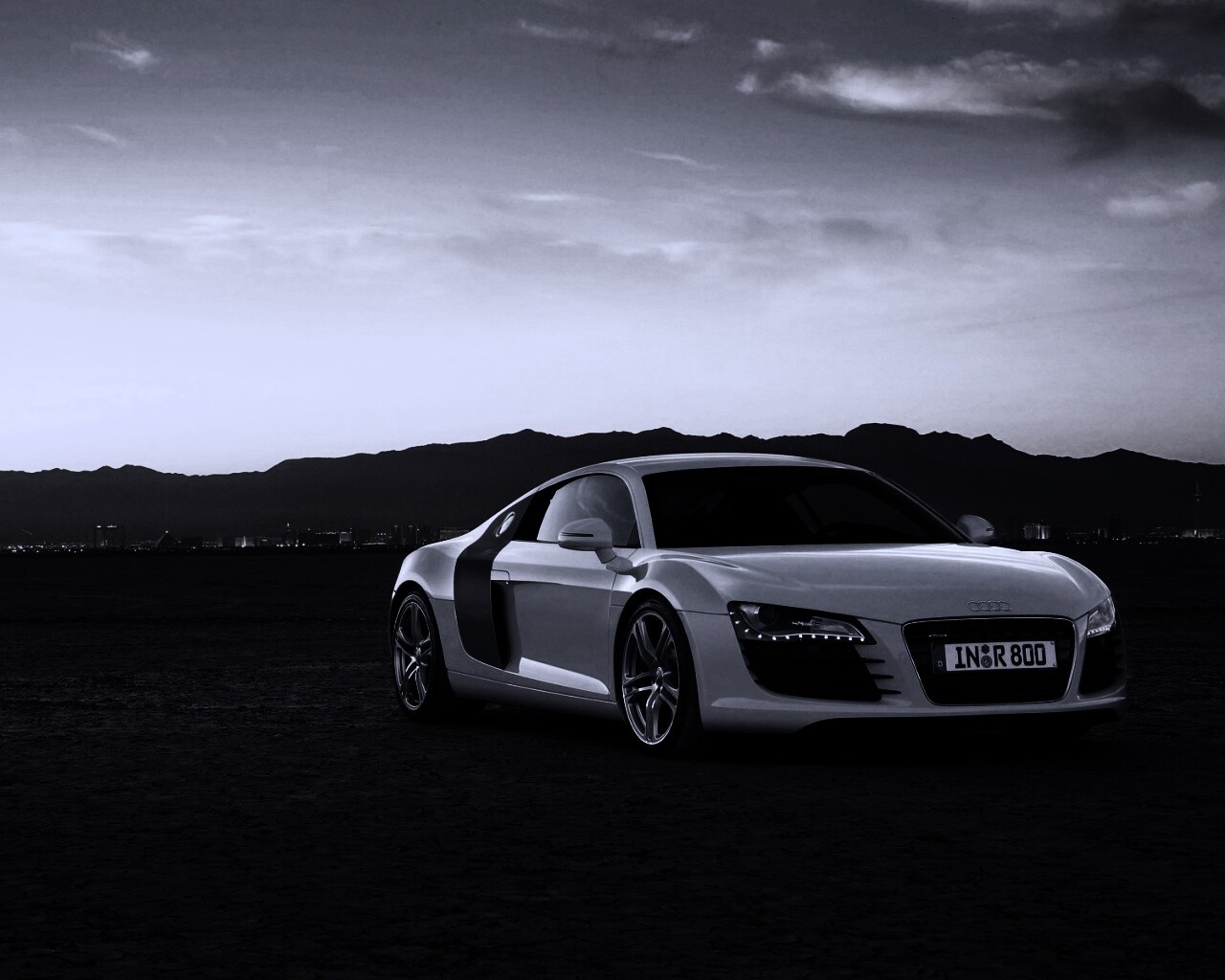 Белоснежная Ауди Р8 в пустыне обои