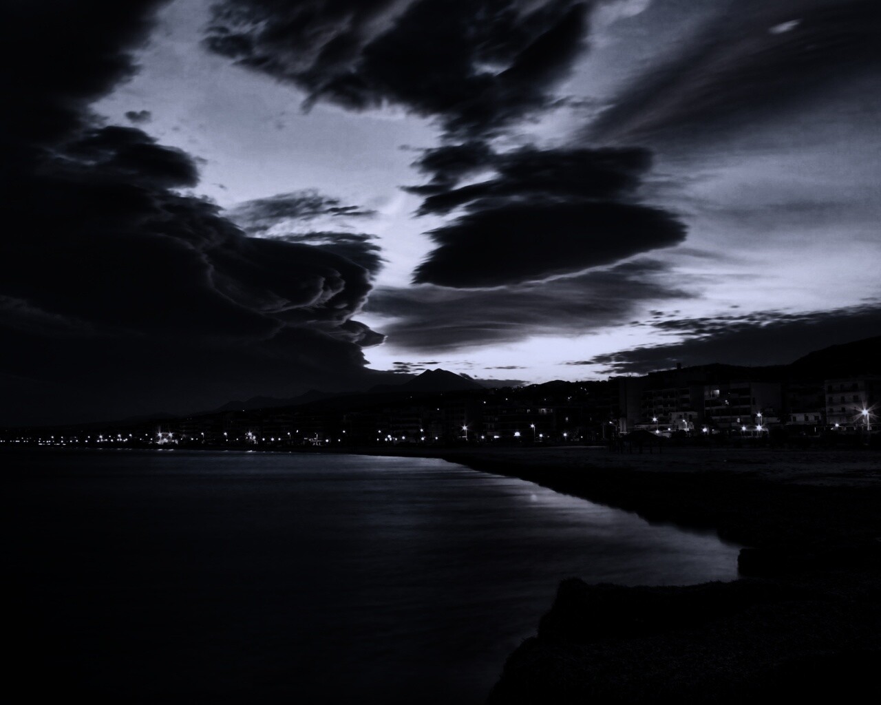 Красивый закат над городом у моря обои