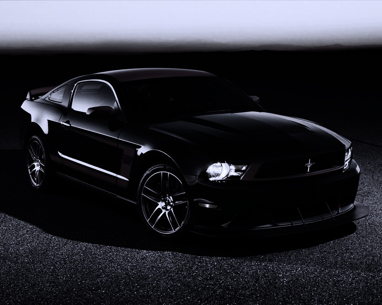 Черный Форд Мустанг с красными полосами обои