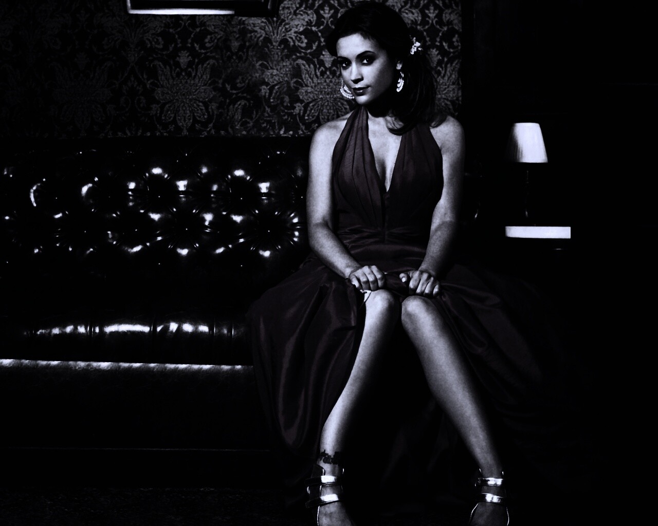 Алиса Милано в роскошном интерьере обои