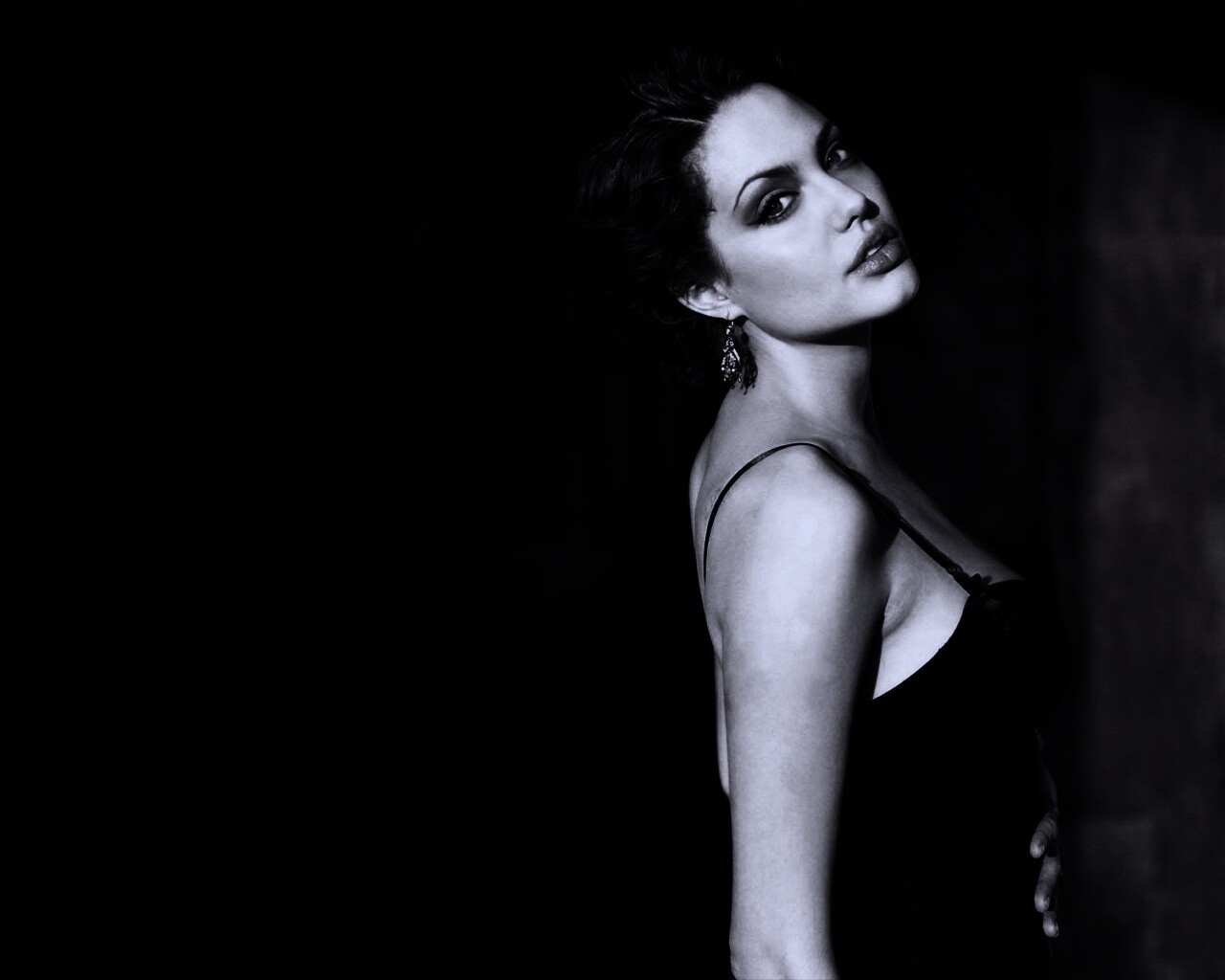 Анджелина Джоли в черном платье обои