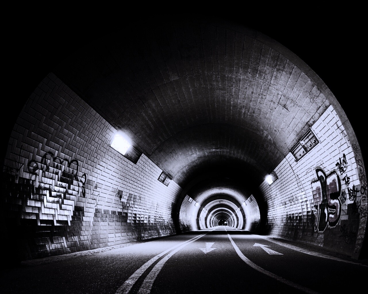 Тоннель и граффити на стенах обои