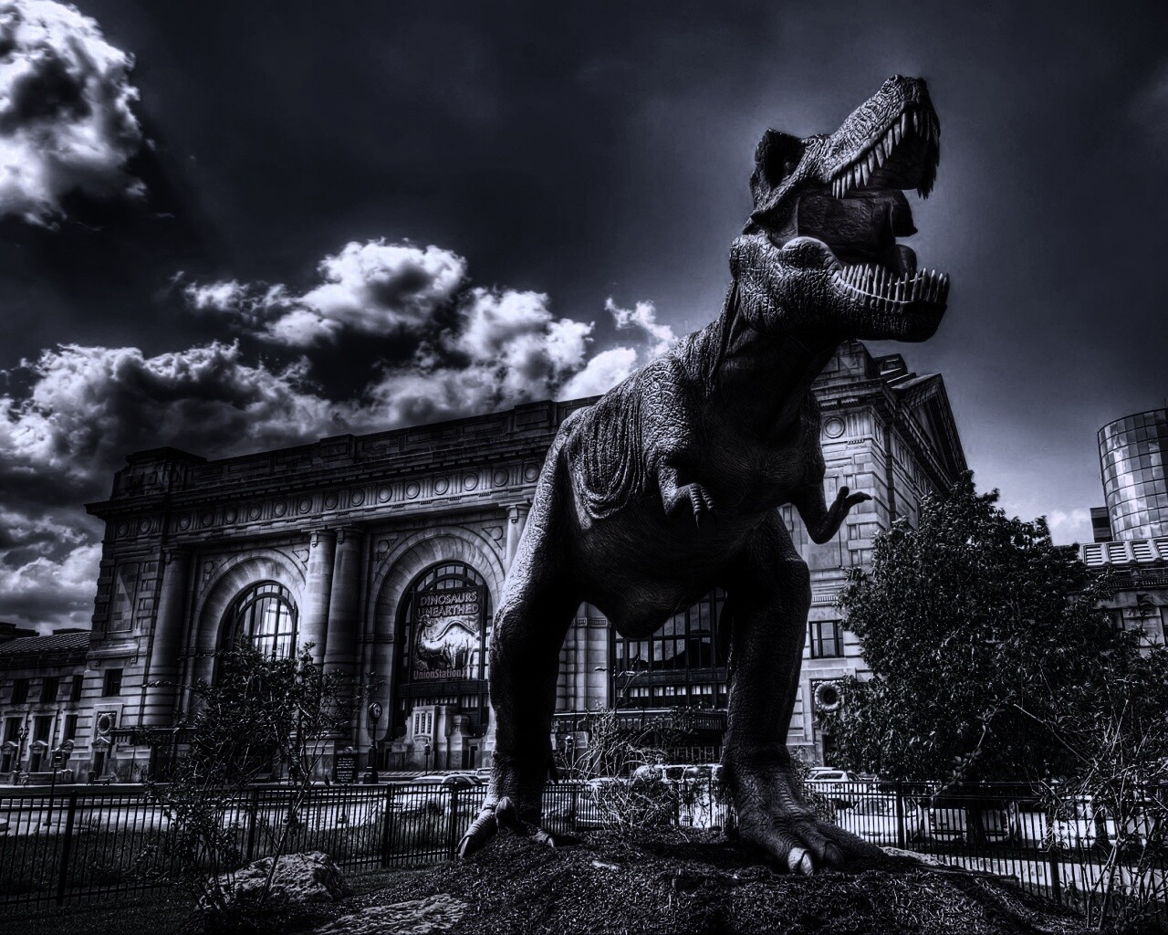 Скульптура динозавра рядом с музеем рептилий обои