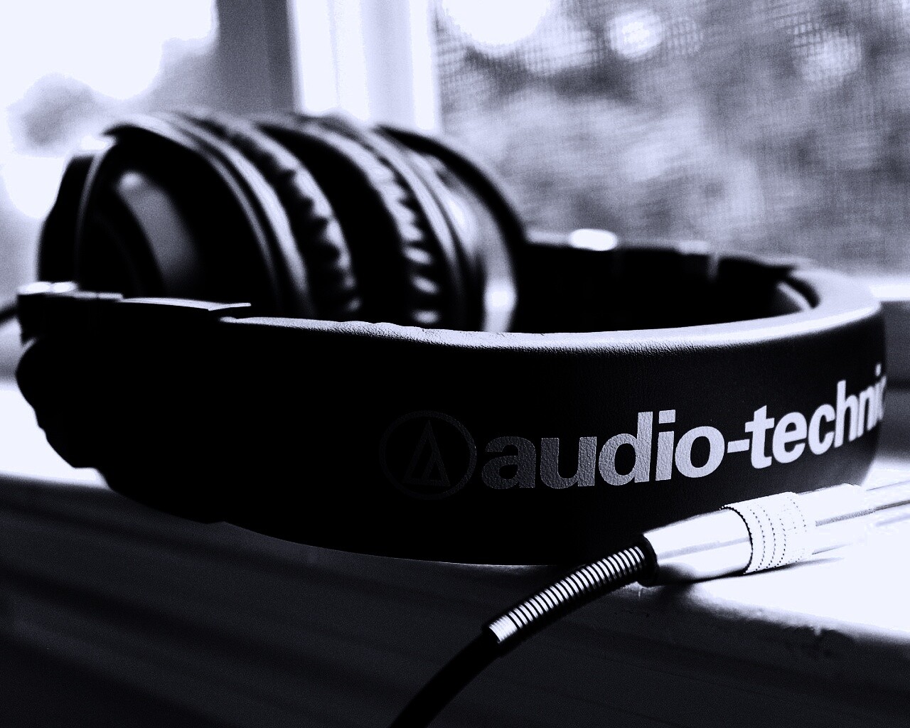 Наушники на подоконнике обои