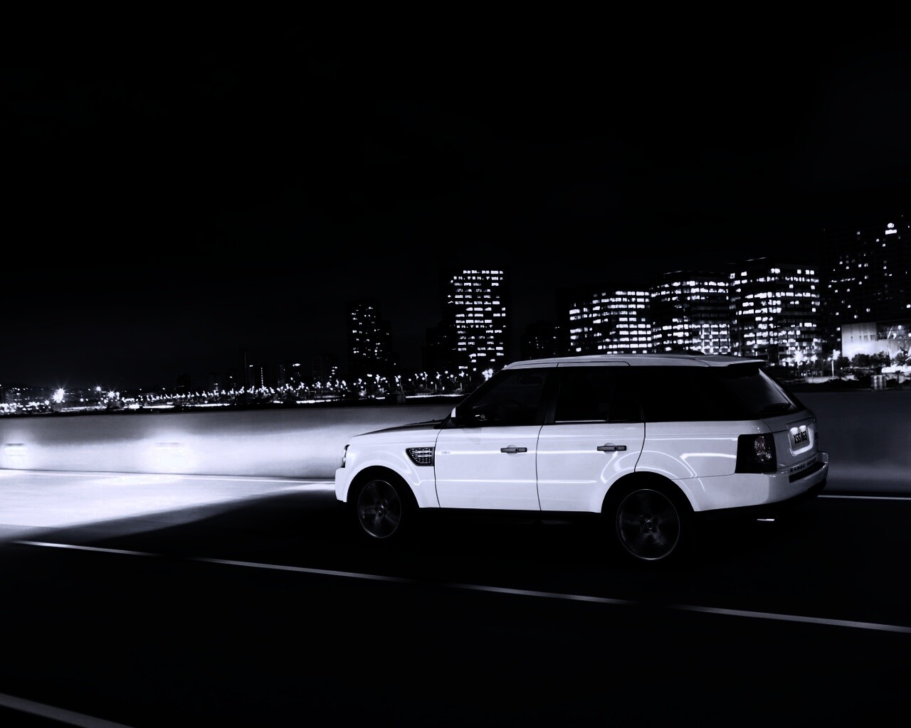 Рендж ровер на трассе обои