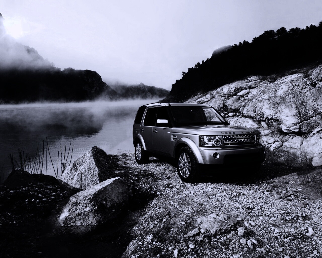 Range rover в горах у реки обои