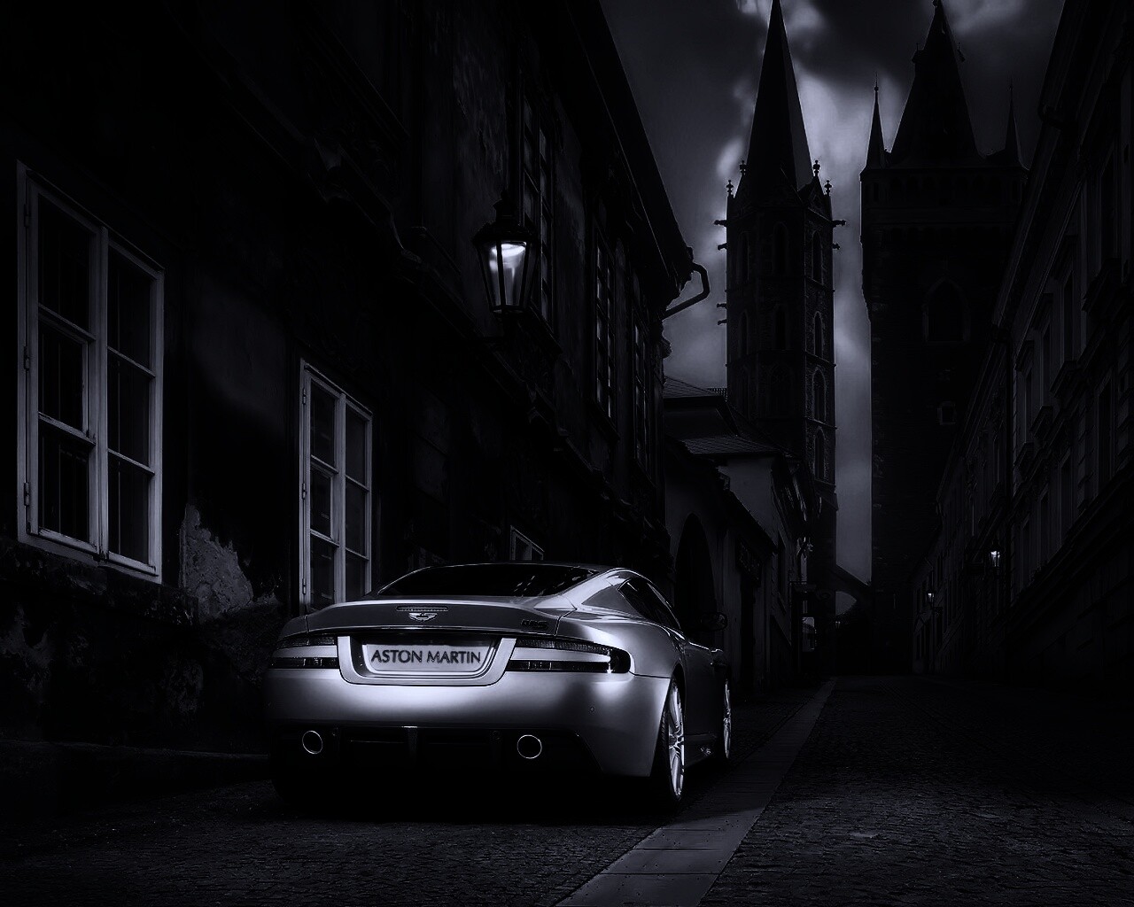 Aston Martin в старинном городе обои