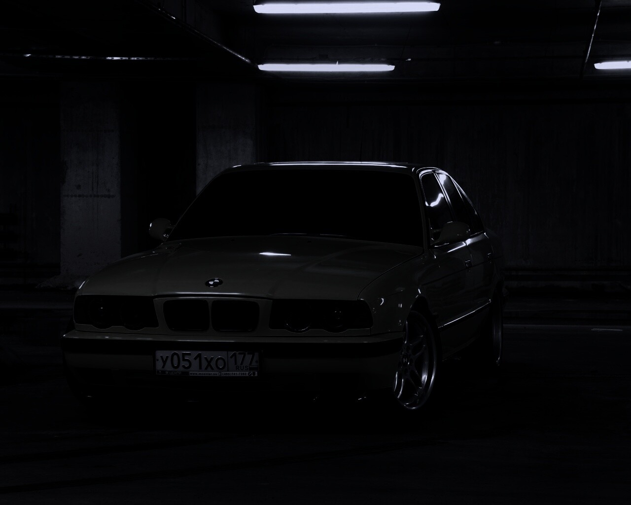 BMW M5 на стоянке обои