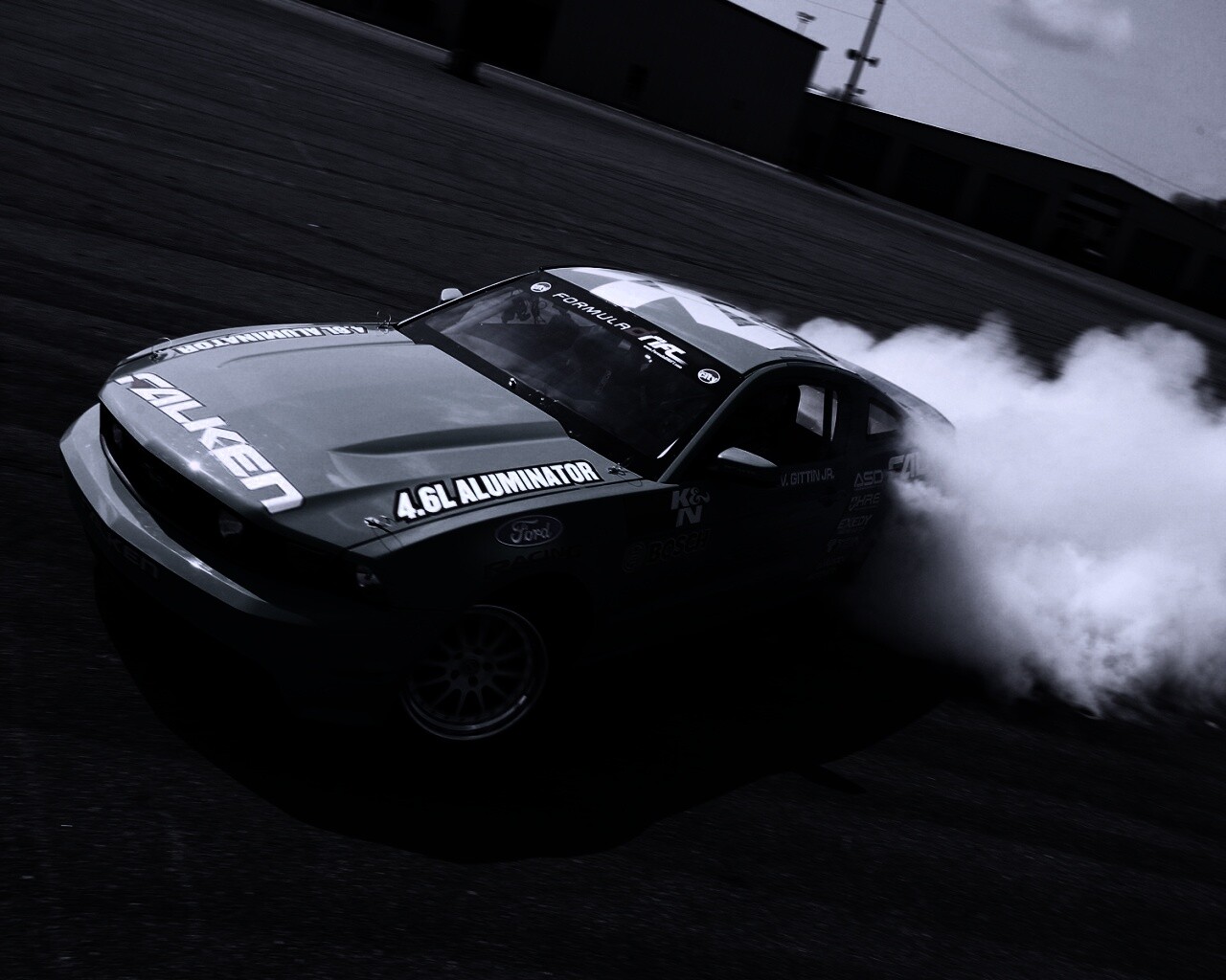 Мустанг дрифтует обои