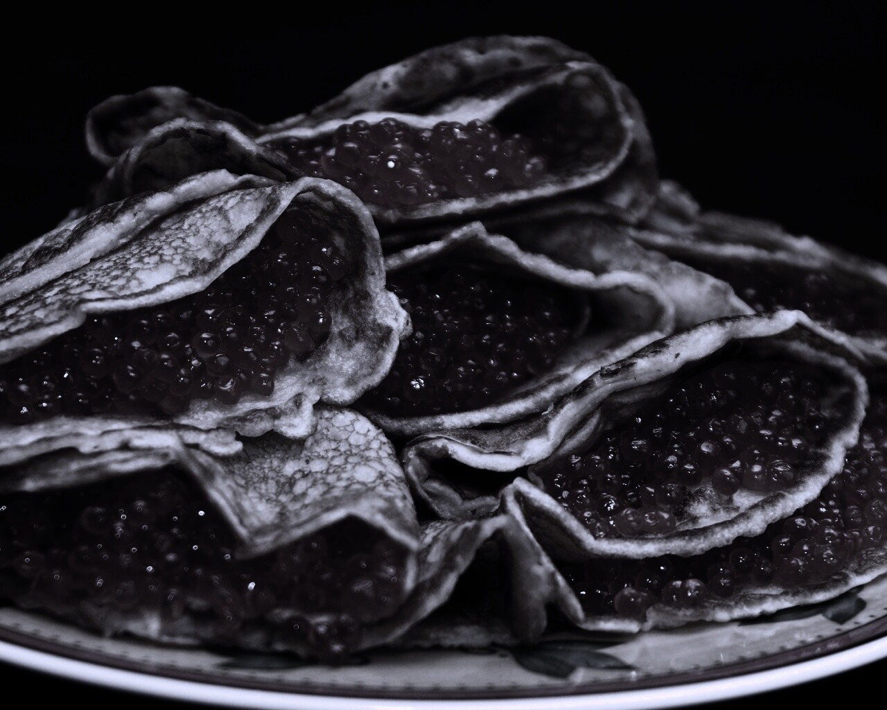 Блины с красной икрой обои