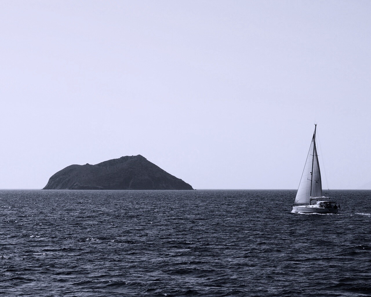 Яхта в море обои