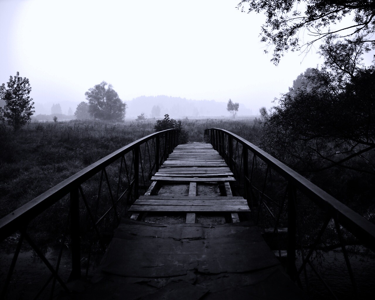 Старый мост на черно-белом фото обои