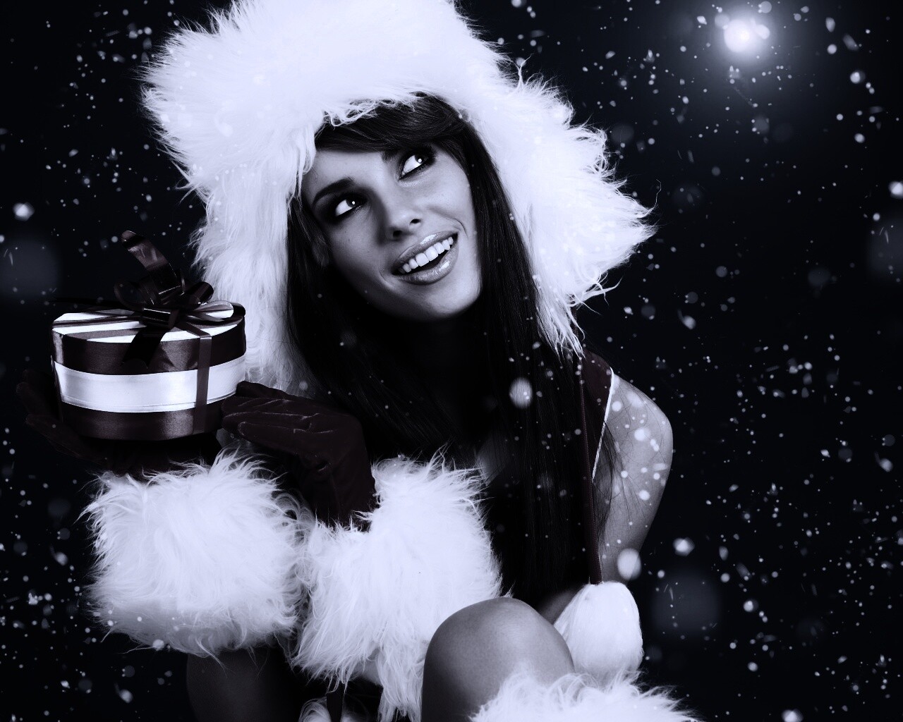 Девушка с новогодним подарком обои