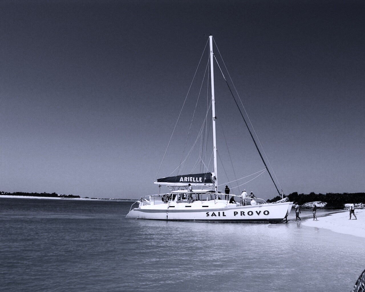 Яхта в голубой лагуне обои