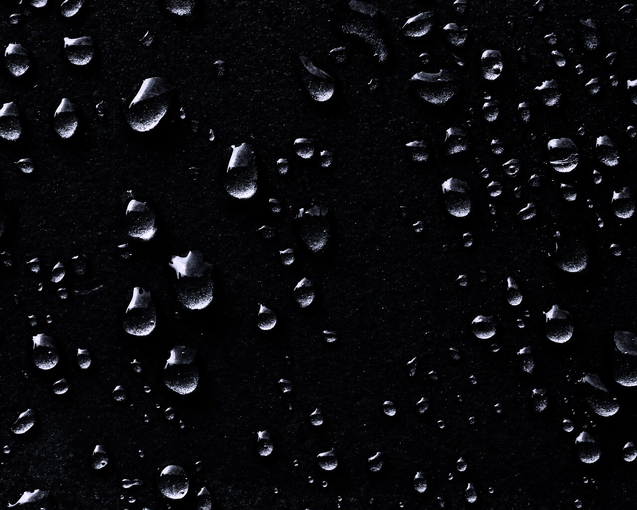 Капли воды на темной поверхности обои