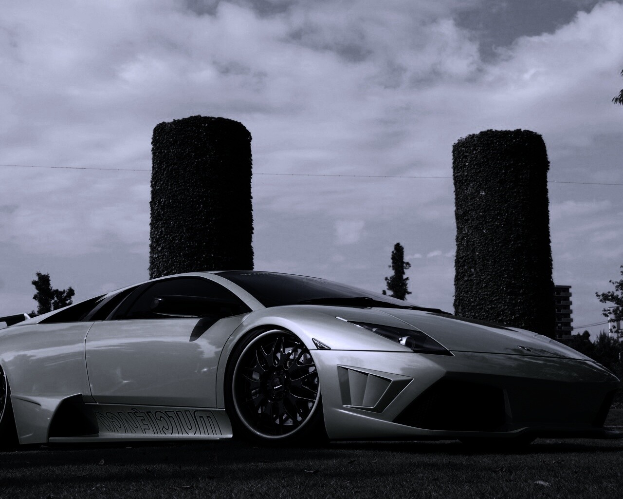 Зелёный Ламборджини на траве обои