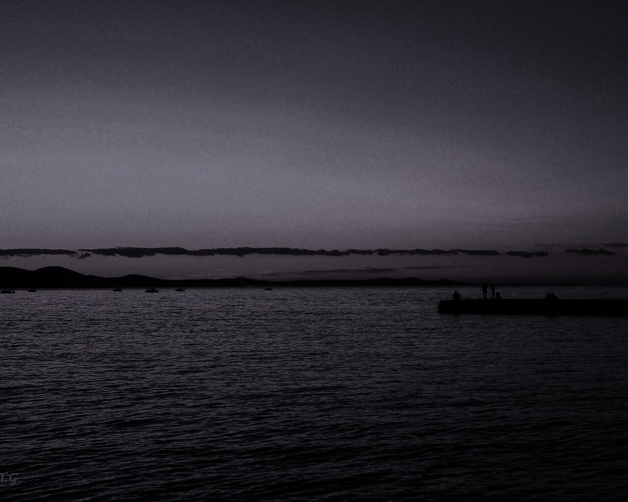 Одинокая пристань на озере обои