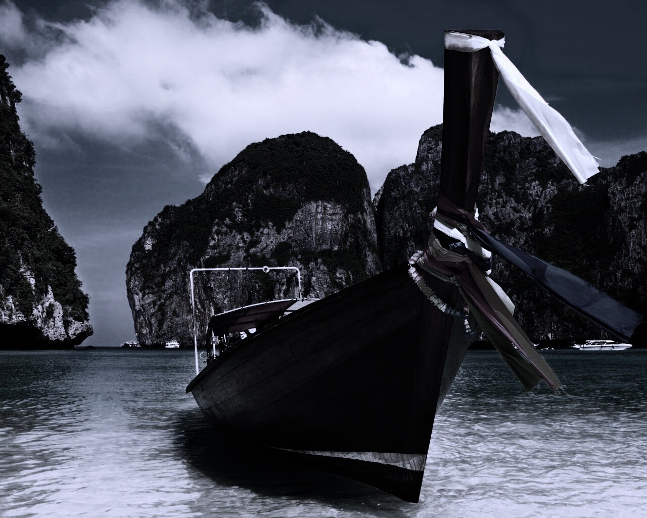 Лодка в райских водах обои