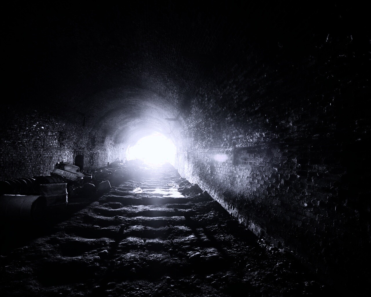 Захламленный тоннель обои