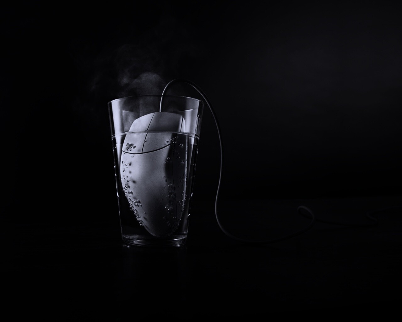 Дымящаяся мышка в стакане воды обои