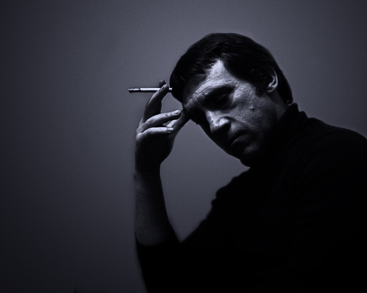 Владимир Высоцкий с сигаретой в руке обои