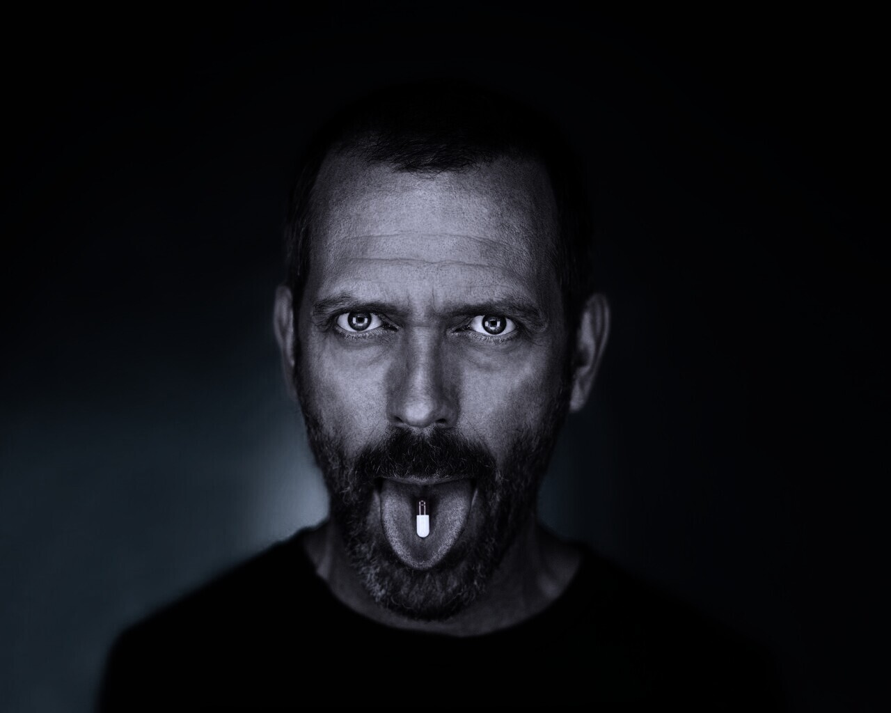 Доктор Хаус с таблеткой на языке обои