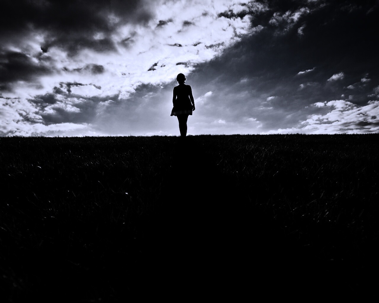 Силуэт девочки на поле обои