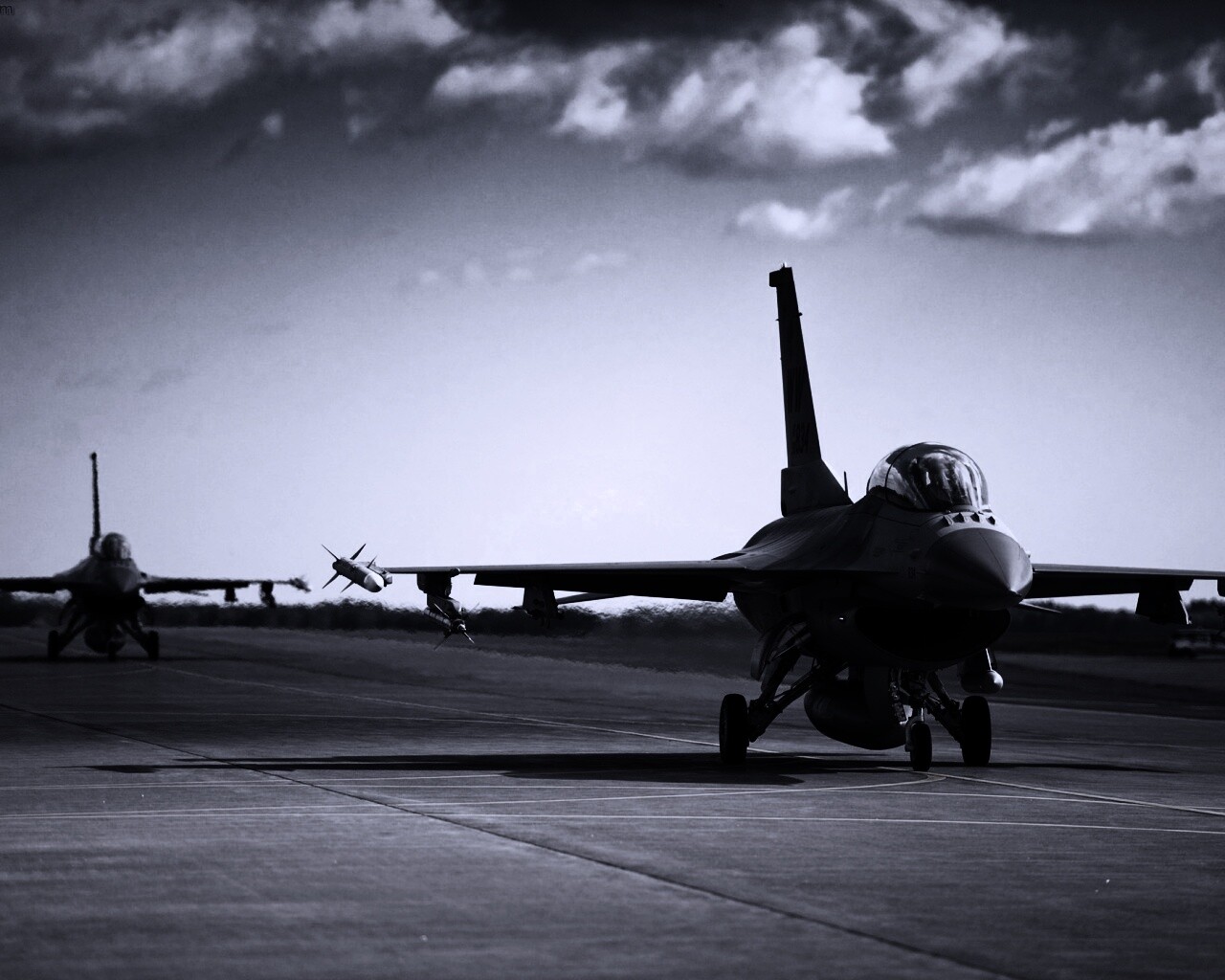 Истребители f16 Falcon на взлетной полосе обои