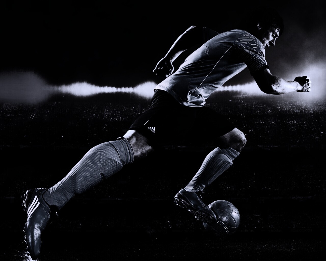 Футболист с мячом обои
