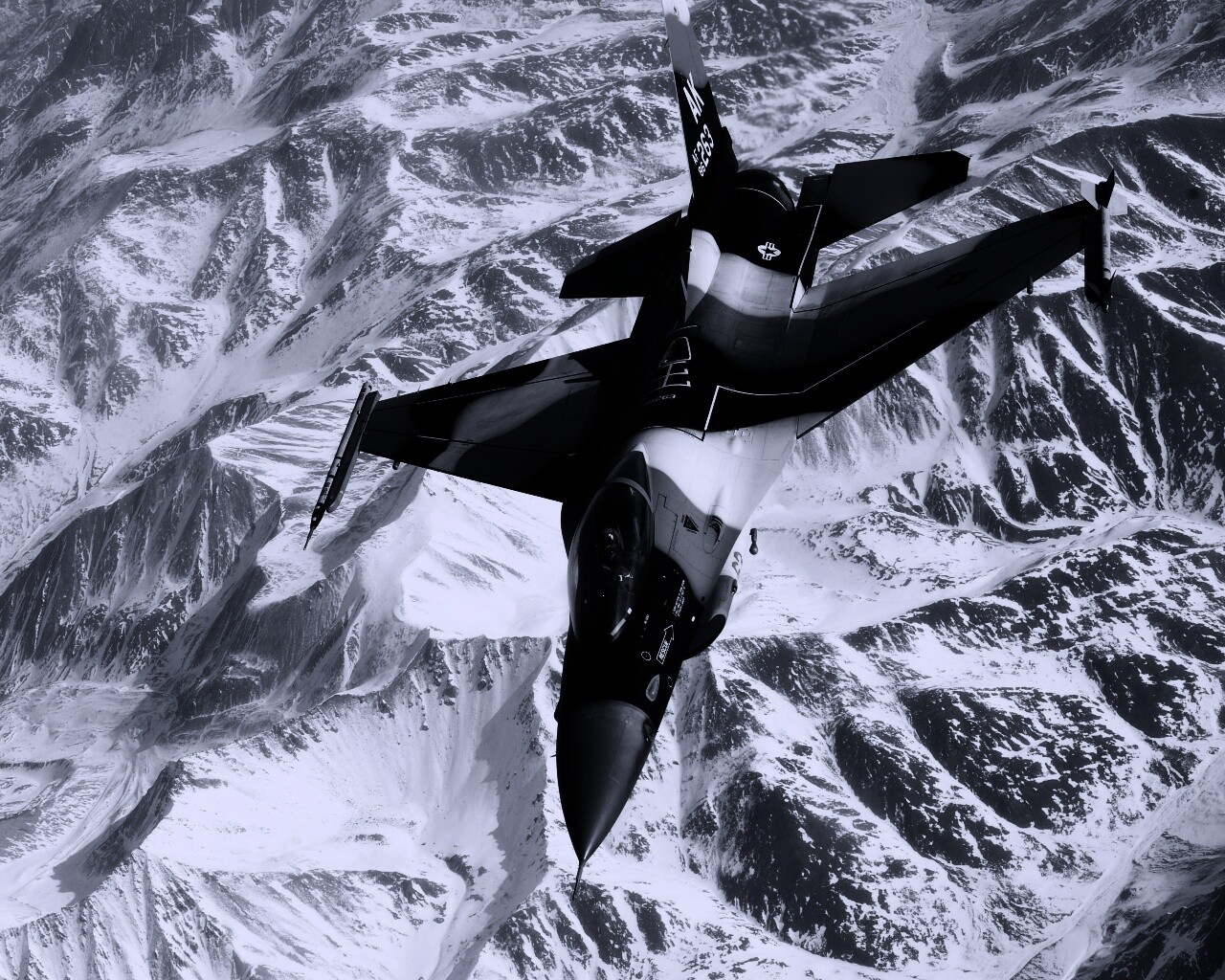 Истребитель над снежными пиками гор обои