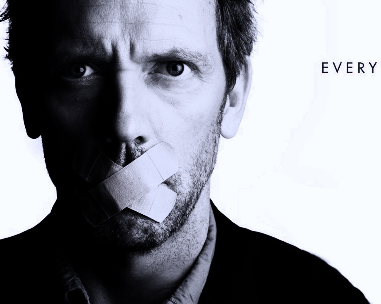 Хаус с пластырем на рту обои